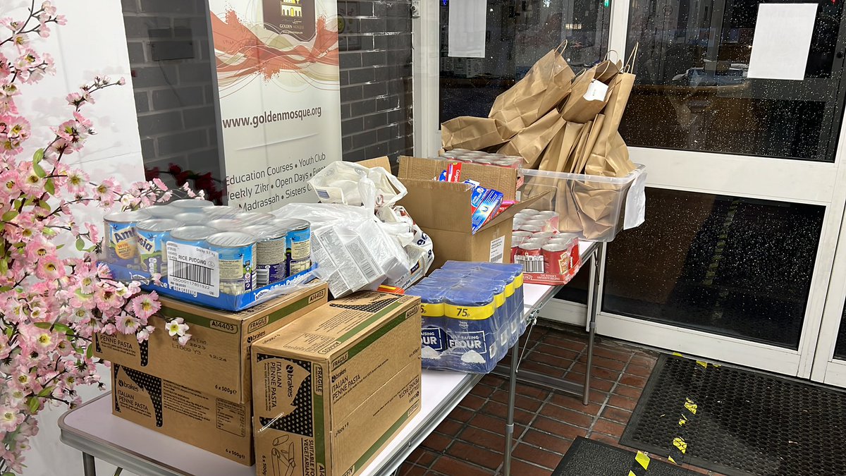 ArmyOfKindness2's tweet photo. Busy tonight, over 300 hot food meals provided &amp; groceries for needy families. Thanks to food sponsers @AlKhairUK and @WeActTogether. Thanks to @aspire2inspirec &amp; @rochdale_cw for groceries including toiletries that we gave out, nice to see Gran and kids our senior volunteers.🌲 https://t.co/wHRtQzIsJv