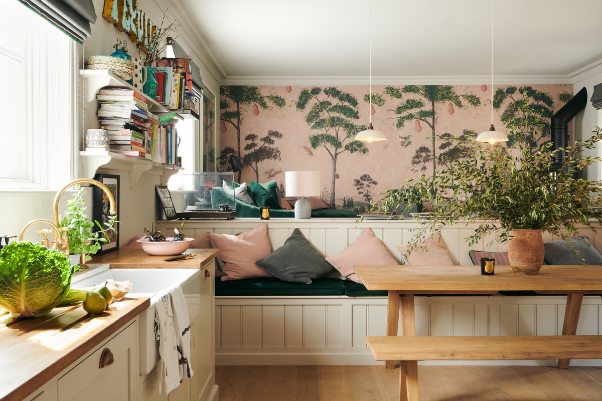 CherieFLRealtor's tweet photo. Looking to add #wallpaper to your #kitchen? Check out these ideas for your home's design.  https://t.co/9TcImDhYMT https://t.co/S6QRLJVTYr