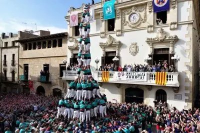 deleslletres's tweet photo. "Un 3 de 10 s'aguanta realment perquè més de cinc-centes persones han decidit que serien una. Han decidit que prefereixen viure que veure, patir que observar"
@Benetinigo (Pit i Amunt)
(foto del castell: @Verds) https://t.co/LXdtbKfj6m
