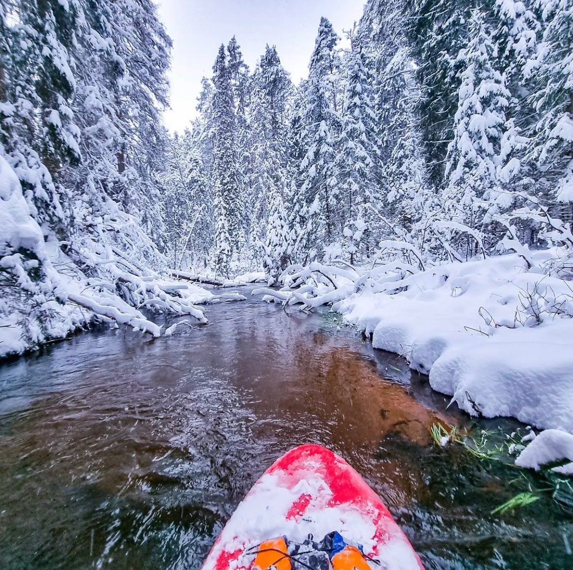 aquamarinasup's tweet photo. Zero degrees? Sounds like SUP weather to me ✌🏻. Instagrammer @dk_ok369 and co. braces the cold for a mid-hike SUP break ❄️ #wonderis_allaround #sup #paddleboarding #winter #snow https://t.co/VsLI1uHQN6