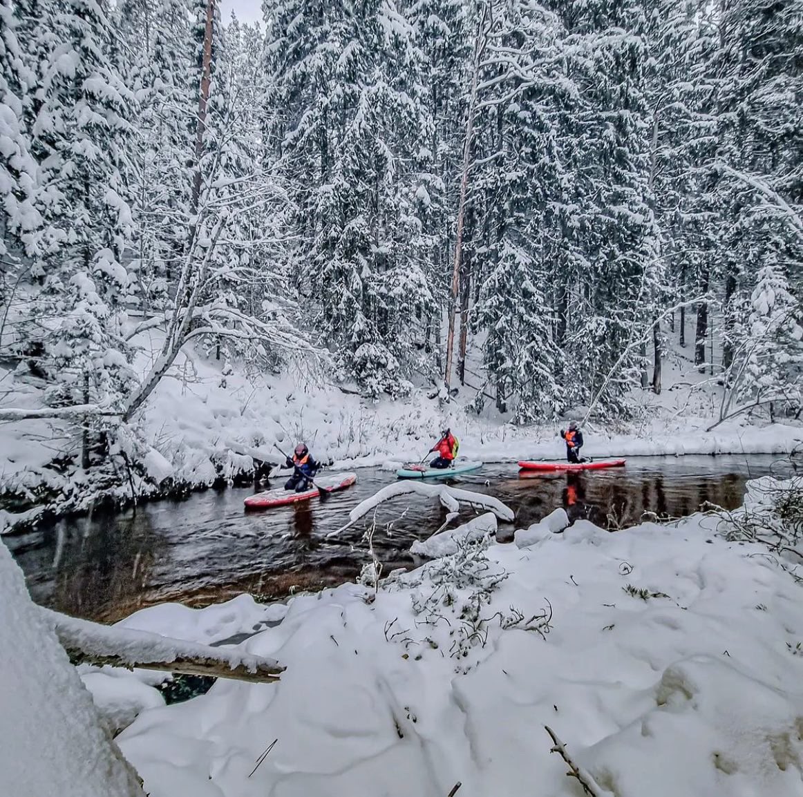 aquamarinasup's tweet photo. Zero degrees? Sounds like SUP weather to me ✌🏻. Instagrammer @dk_ok369 and co. braces the cold for a mid-hike SUP break ❄️ #wonderis_allaround #sup #paddleboarding #winter #snow https://t.co/VsLI1uHQN6