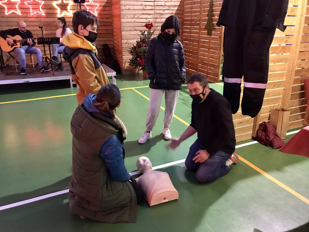 Finalitzem l’última jornada al mercat de Nadal del Port de la Selva.
Enormement satisfets per l’interès que han mostrat moltes persones en aprendre a realitzar una RCP i en el funcionament del DEA.
#ProteccióCivil