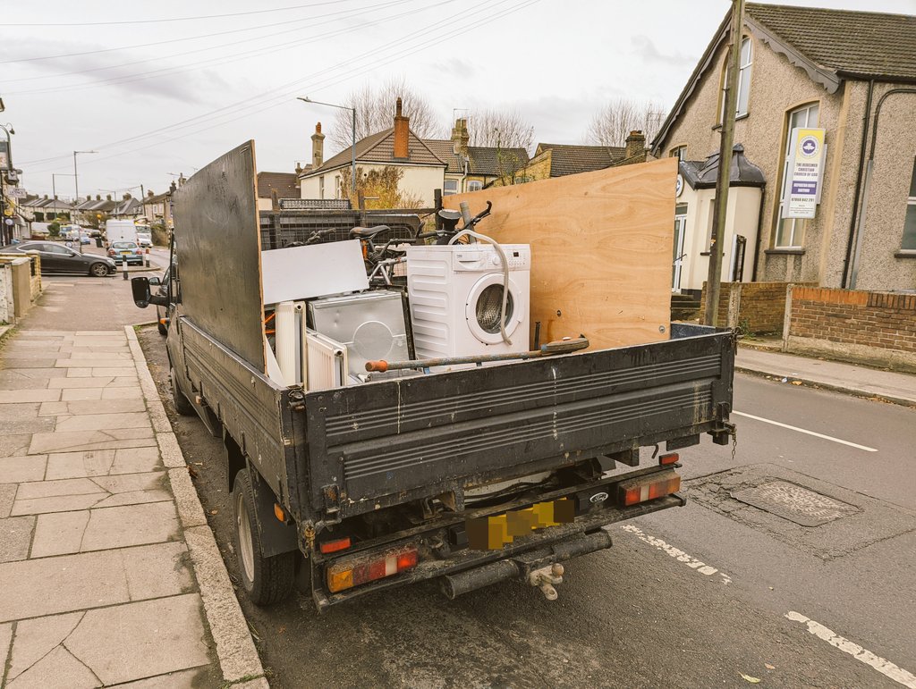 KentPoliceRural's tweet photo. #OpAssist today working alongside @graveshambc @CleanerDartford @EnvAgencySE #WasteCrimeTeams tackling Illegal carrying of waste & flytipping activity. NL
🚨 Multiple vehicles stopped & searched
🚨 Production notices issued
🚨 2 suspected stolen vehicles seized https://t.co/MUKFqYhSXn