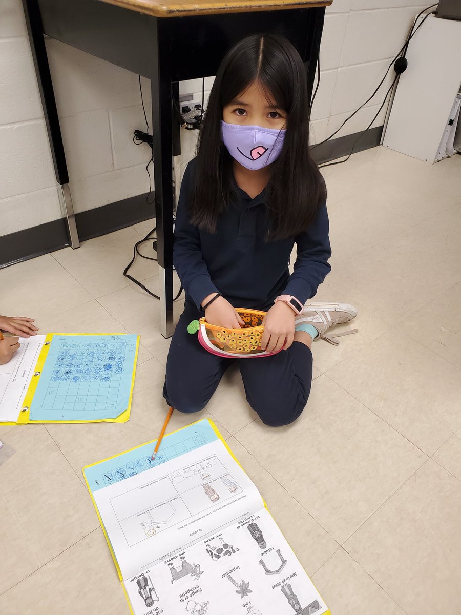 Les centres de Noël en 4e année! Nous pratiquons nos mots de Noël 🎄🎅🏻☃️ <a href="/stpetersmilton/">St. Peter C.E.S.</a> <a href="/HCDSBFrench/">HCDSBFrench</a>