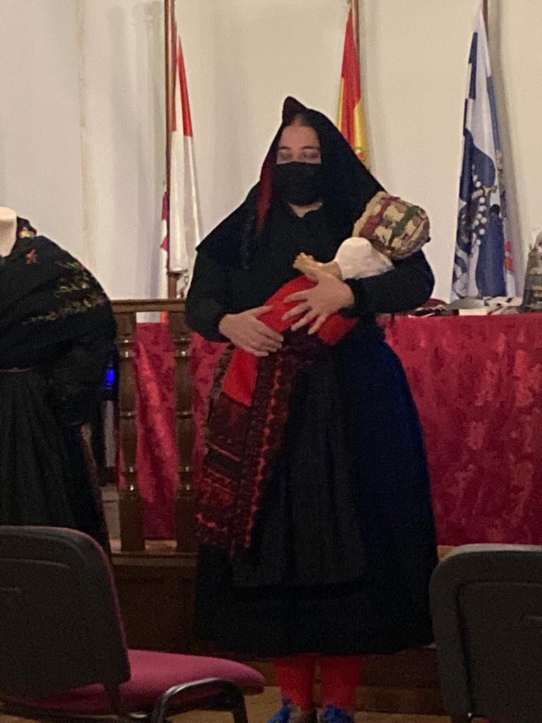 DipuSG's tweet photo. 🪡 Magnífica acogida en Labajos a la iniciativa del Área de Cultura ‘¿Cómo vestían nuestros antepasados?’ dirigida por el etnógrafo Carlos Porro https://t.co/Juj35aR6yI
