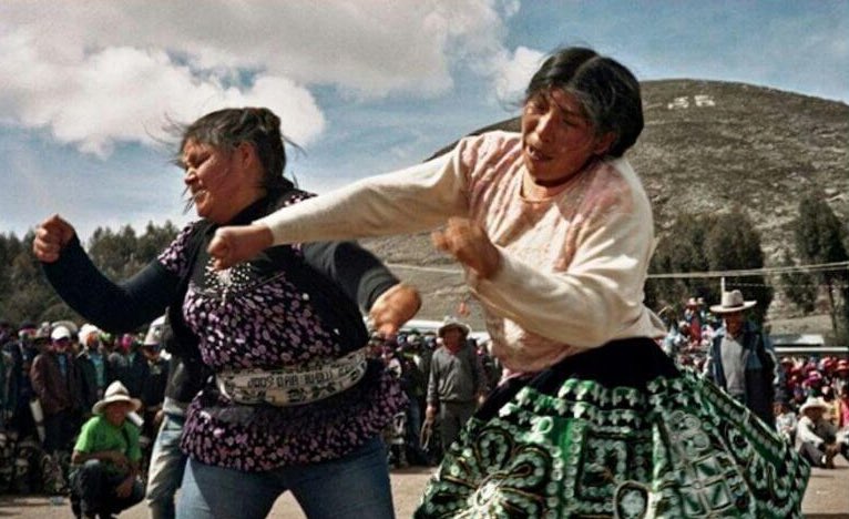 Youridefou's tweet photo. La petite ville péruvienne de Santo Tomas célèbre "Takanakuy" chaque 25 décembre. Les hommes, les femmes et les enfants règlent leurs comptes à coups de poing. Ensuite, tout le monde va boire ensemble et commence la nouvelle année sans ramener les rancunes de l'année précédente. https://t.co/9Sz3rwgxXO