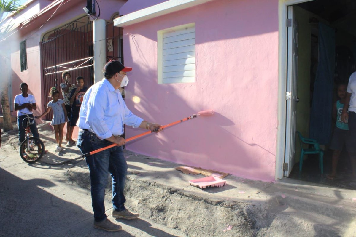 ComunicadosRD's tweet photo. Hato Mayor Inicia programa "Pinta tu Barrio "
En el barrio Punta de Garza, el senador Cristóbal Castillo inicio, a través de la Oficina de Gestión Senatorial, la jordana de pinta tu Barrio, en el cual busca embellecer, llevar alegría y llenarlo de color
#horabuena #Navidad2021 https://t.co/IGv34Af8kS