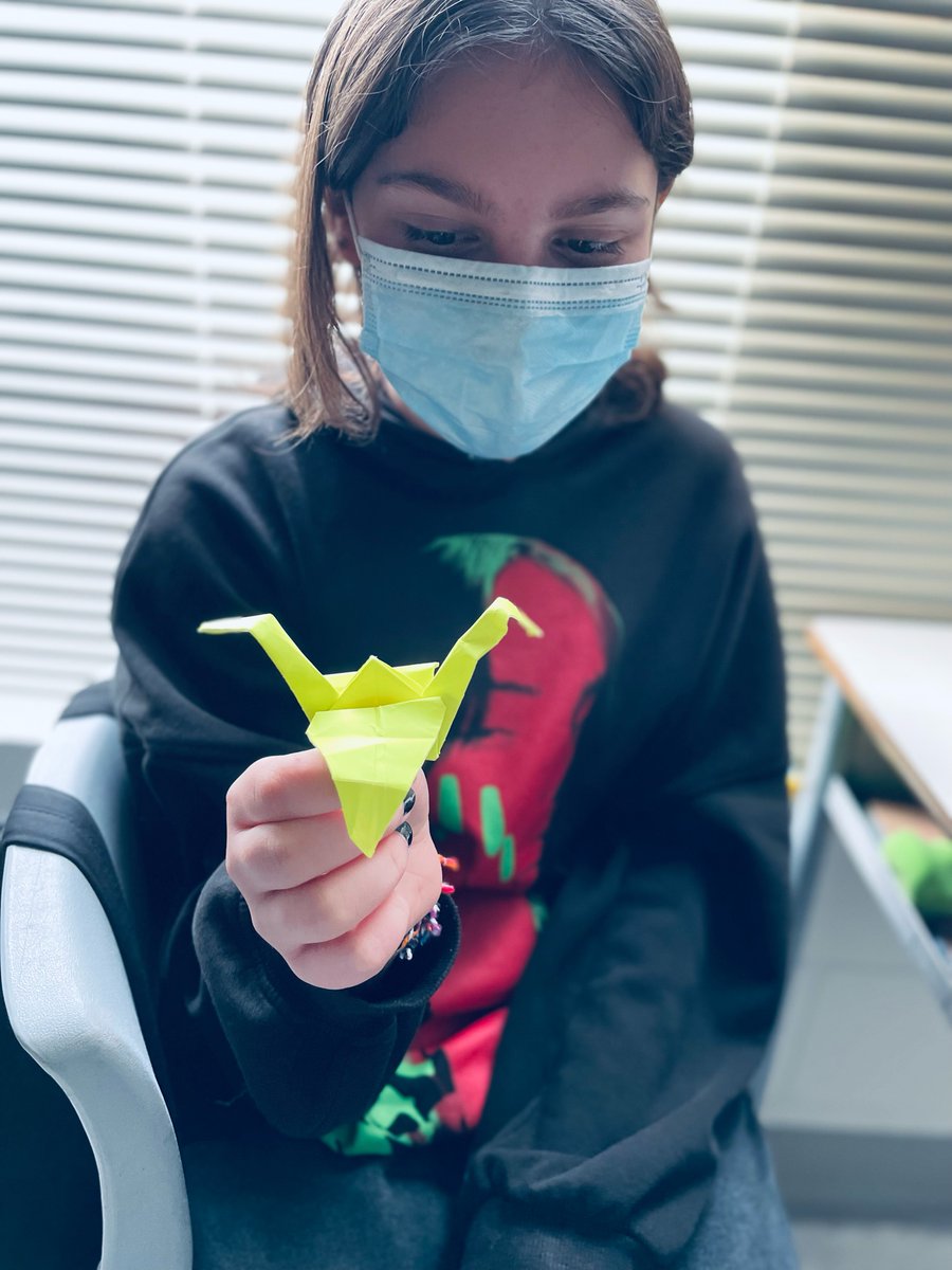 MmeAuger's tweet photo. Les élèves de 6e année ont fait de l’origami aujourd’hui. On étudiait sur le Japon. @AssisiOCSB #ocsbfsl #ocsbarts https://t.co/w3GPD17KQ5