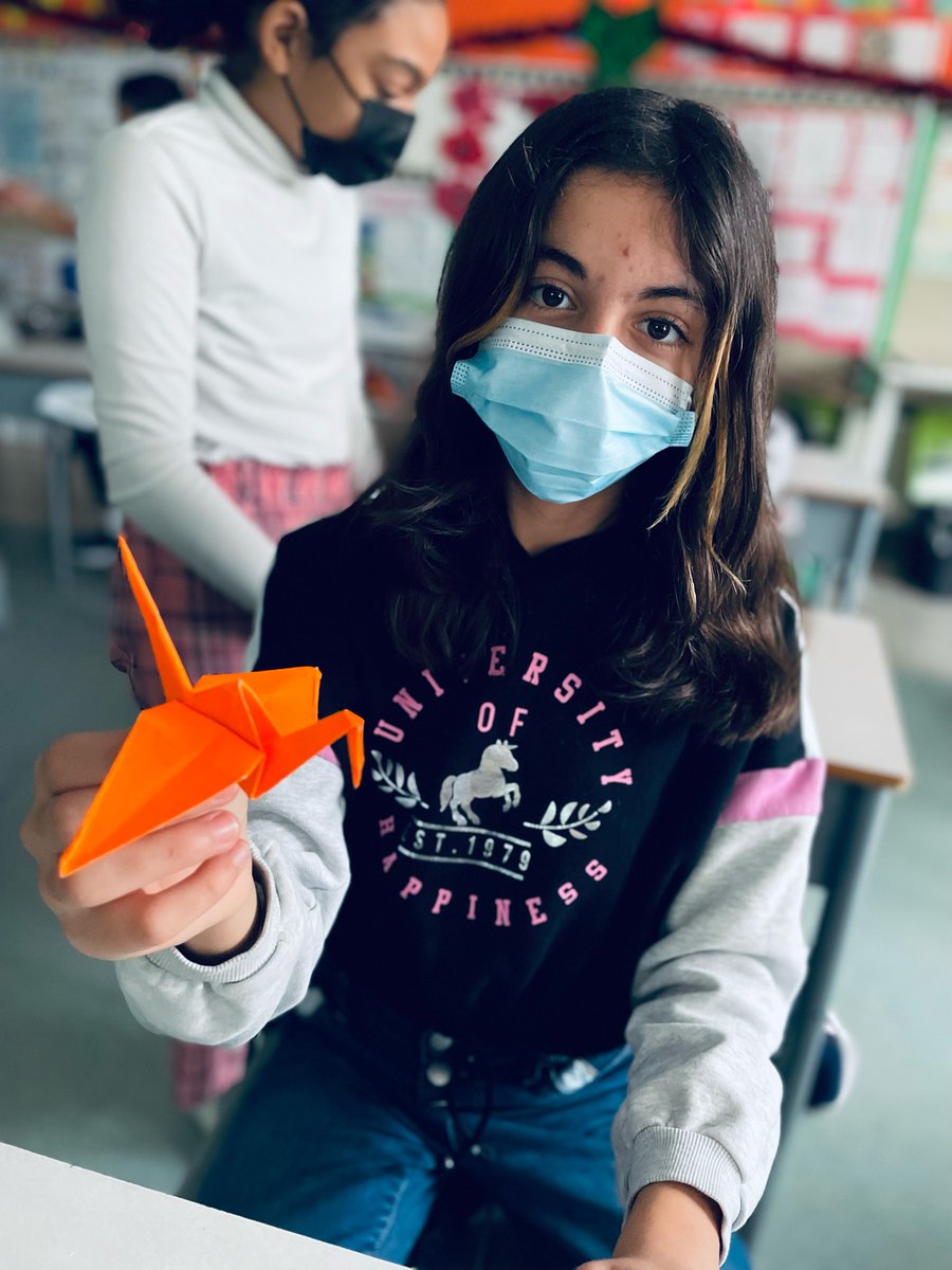 MmeAuger's tweet photo. Les élèves de 6e année ont fait de l’origami aujourd’hui. On étudiait sur le Japon. @AssisiOCSB #ocsbfsl #ocsbarts https://t.co/w3GPD17KQ5