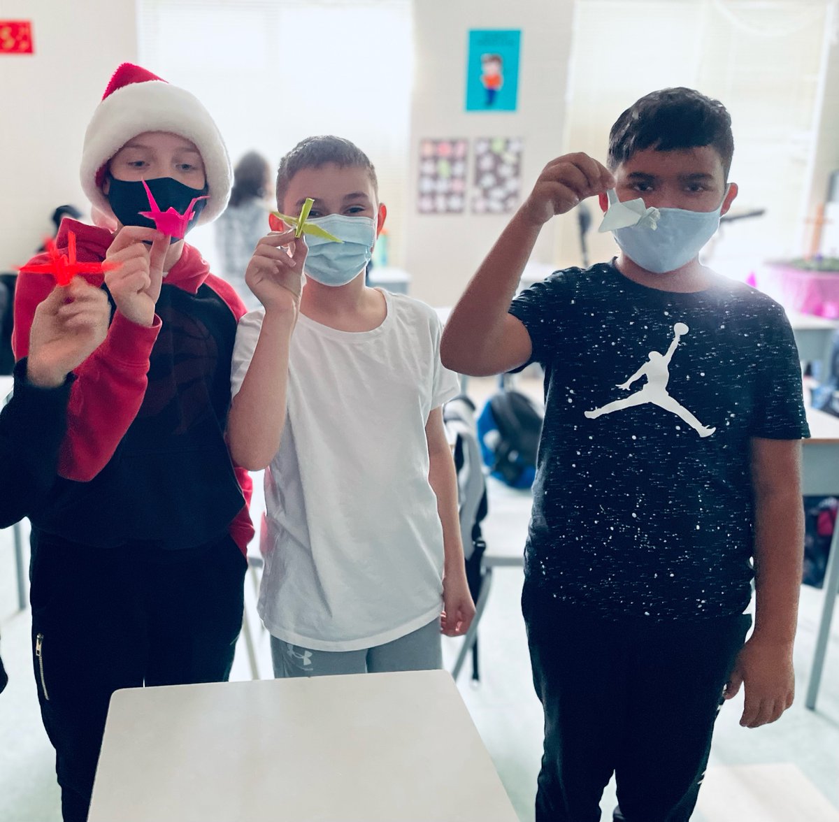 MmeAuger's tweet photo. Les élèves de 6e année ont fait de l’origami aujourd’hui. On étudiait sur le Japon. @AssisiOCSB #ocsbfsl #ocsbarts https://t.co/w3GPD17KQ5
