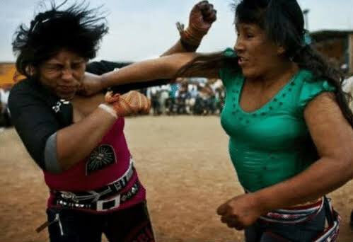 Youridefou's tweet photo. La petite ville péruvienne de Santo Tomas célèbre "Takanakuy" chaque 25 décembre. Les hommes, les femmes et les enfants règlent leurs comptes à coups de poing. Ensuite, tout le monde va boire ensemble et commence la nouvelle année sans ramener les rancunes de l'année précédente. https://t.co/9Sz3rwgxXO