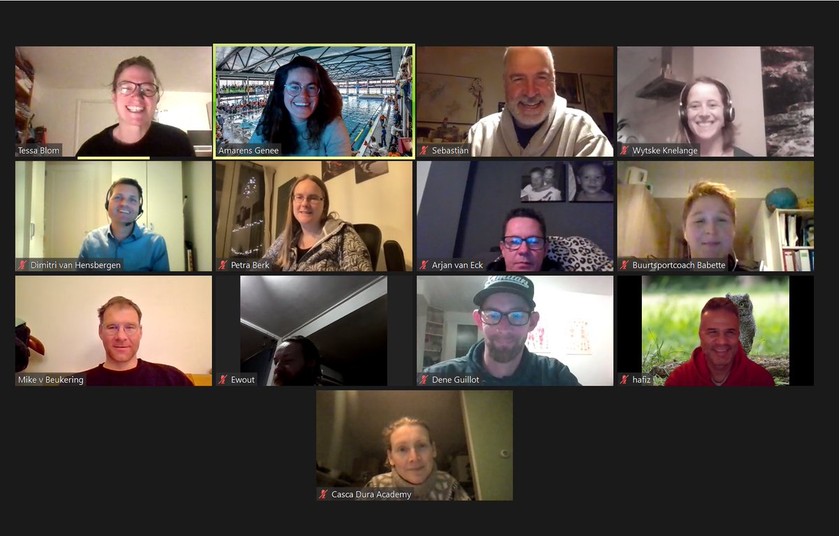 12 lachende Utrechtse trainers, en dat is maar goed ook! Want plezier stel je voorop voor een goede groepsdynamiek. "Ik ga meer regie overdragen en oefeningen bedenken waarin sporters moeten samenwerken". Een mooie scholing van sportpedagoog Tessa Blom #positievesportcultuur030