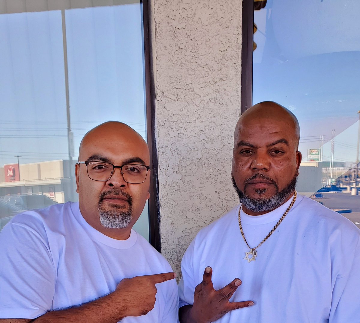 With J_DEE from DA LENCH MOB
Dude had good stories hanging with <a href="/DJPooh/">DJ P👀H</a>