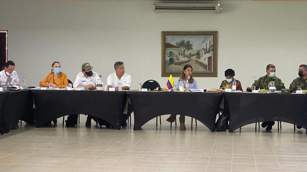 ViceColombia's tweet photo. La #VicepresidenteYCanciller, @mluciaramirez, lidera la IV Sesión de la Comisión Intersectorial de Alto Nivel, para la protección de las comunidades afrodescendientes y los pueblos indígenas Awá y Eperara-Siapidara, en el Pacífico Nariñense, en cumplimiento del #Auto620. https://t.co/UVVVAUMkzH