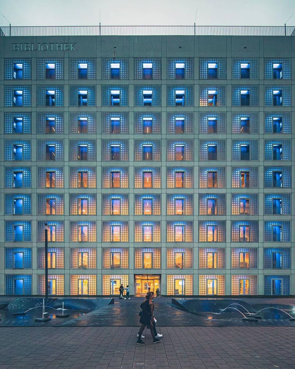 viewsfrance's tweet photo. "Des humains et des façades", une série photo de Harimao Lee 📸 https://t.co/zY5gdGB5En