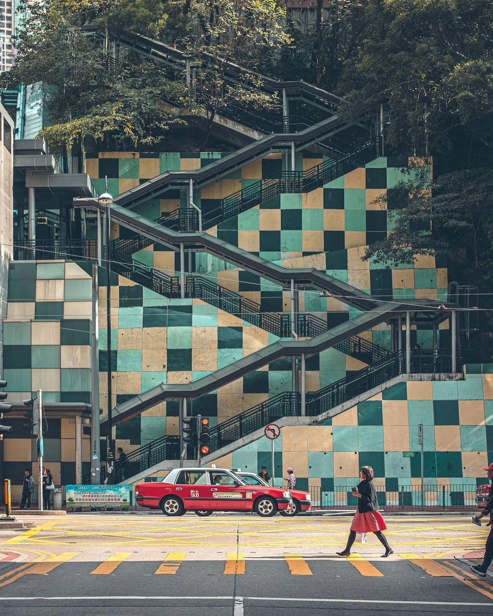 viewsfrance's tweet photo. "Des humains et des façades", une série photo de Harimao Lee 📸 https://t.co/zY5gdGB5En