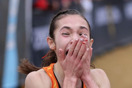 PDX_devine's tweet photo. Plenty of great storylines at #RunningLane XC champs last weekend, but I keep coming back to these photos of @BishopChatardHS (IN) jr Lily Cridge, in disbelief at her 16:23 runner-up finish. Cool moment. 👟

@bcxcrunners @BCHSAthletics @BCHSTrack1
📸 Maynard St. John for @DyeStat https://t.co/sfegTuZD00