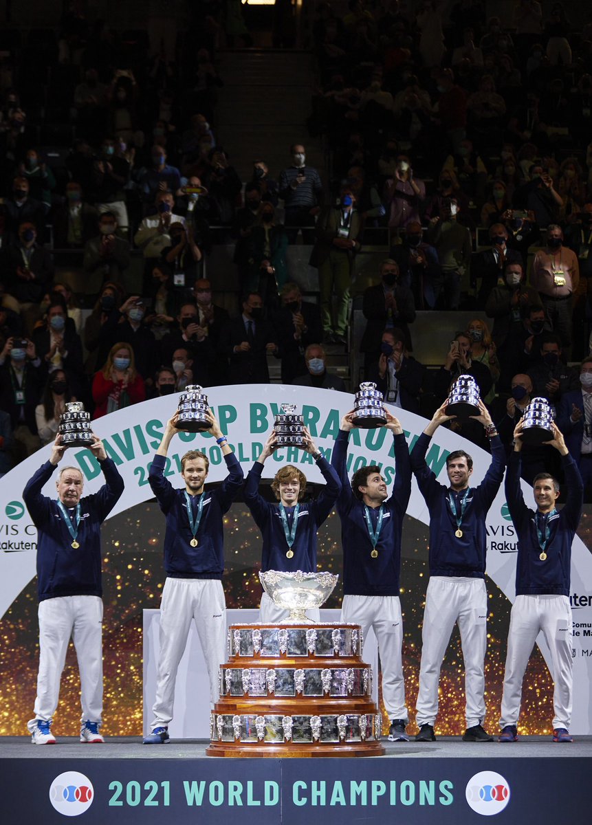 AndreyRublev97's tweet photo. Champions @DavisCup 🖤 https://t.co/fhOj4W1Rh2
