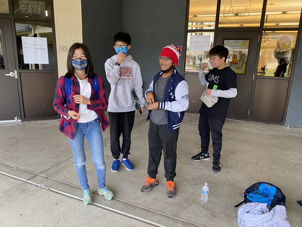 ReynoldsMath's tweet image. Students eating lunch! #umsTwitterBingoV4 #teamUMS #CANITAKEYOURPICTUREFORTWITTERBINGO