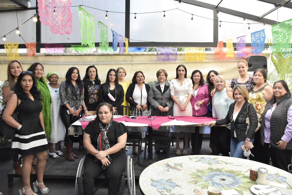 Mariana_Moguel's tweet photo. En la #RutadelaLibertad estuvimos en #Cuernavaca para dar junto con la @rednacionaldemujeres defensoras una #ConferenciadePrensa. Gracias por el apoyo a mi madre @Rosario_Robles_. Estoy convencida que cada vez seremos más voces. #sinmiedoalaverdad #justicia #justiciarestaurativa https://t.co/bTGSF9cthj