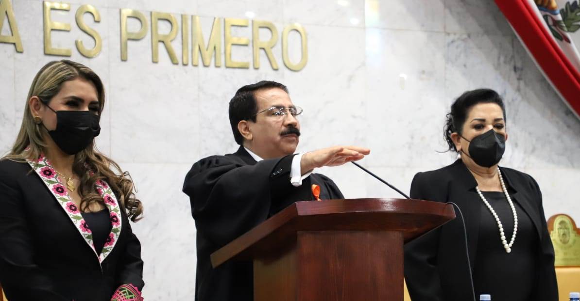 El pasado 1 de diciembre rendí protesta como presidente del <a href="/PJEGUERRERO/">Poder Judicial de Guerrero</a>, cargo que honrosamente desempeñaré desde este día hasta el 30 de noviembre del 2024. Agradezco a la gobernadora <a href="/EvelynSalgadoP/">Evelyn Salgado Pineda</a> a la diputada <a href="/FlorAnorve/">Flor Añorve Ocampo</a> que atestiguaron este hecho.