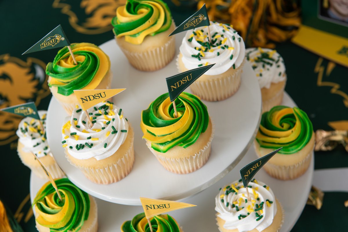 NDSU's tweet photo. #NDSU2021Grad 🎓 Celebrate your accomplishments with some special #NDSU themed treats.  🍰🧁

🔗 https://t.co/xguD5rOPoA

We are looking forward to celebrating with you at commencement on Friday, December 17 at the SHAC. 🎓

#NDSUGrad https://t.co/PK13gg5zFW
