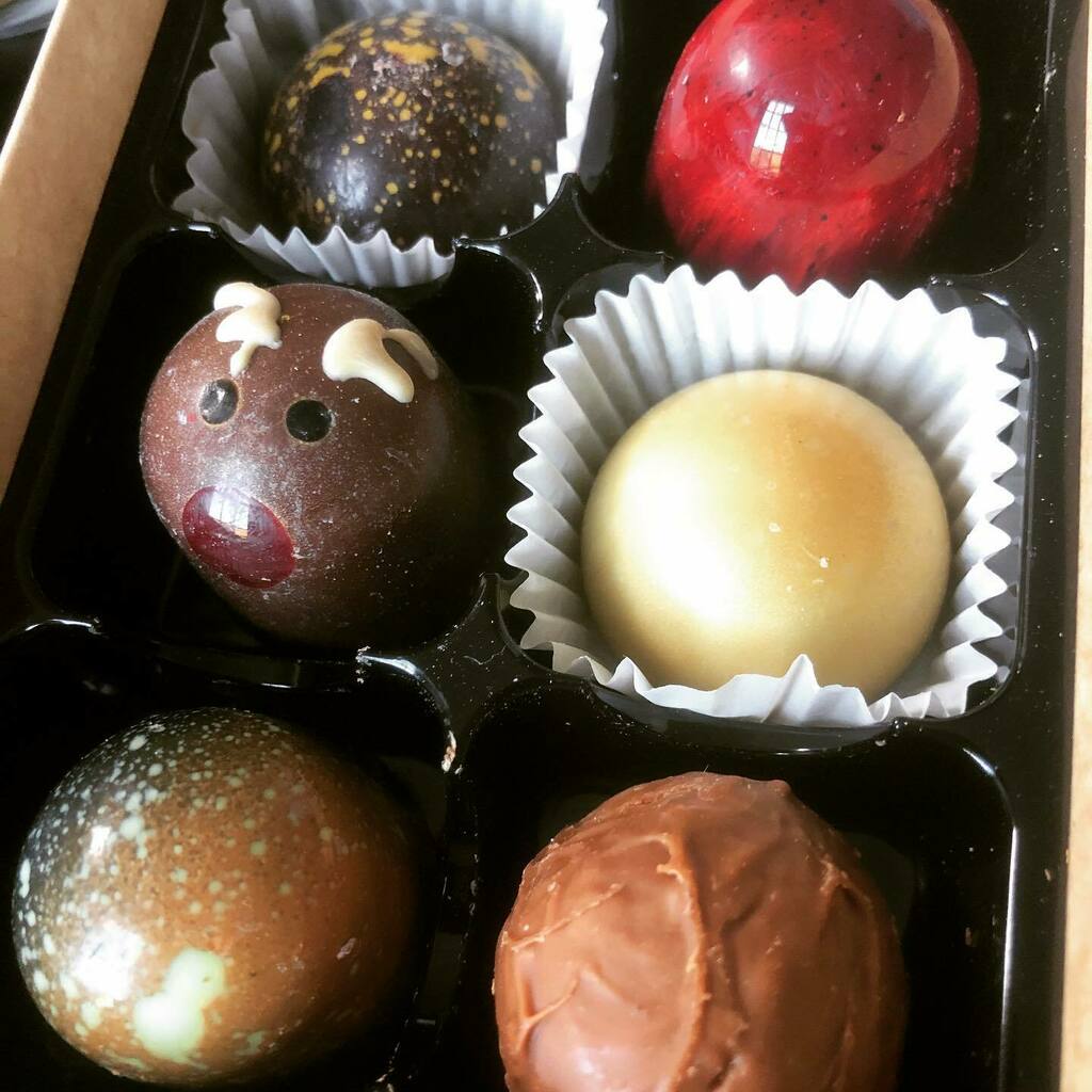 Mystery chocolate tasting time! A good use for zoom 😁

#chocolatier #holidaychocolate #chocolatetasting 

@jennifer.earle instagr.am/p/CXMe_ZUPBqc/