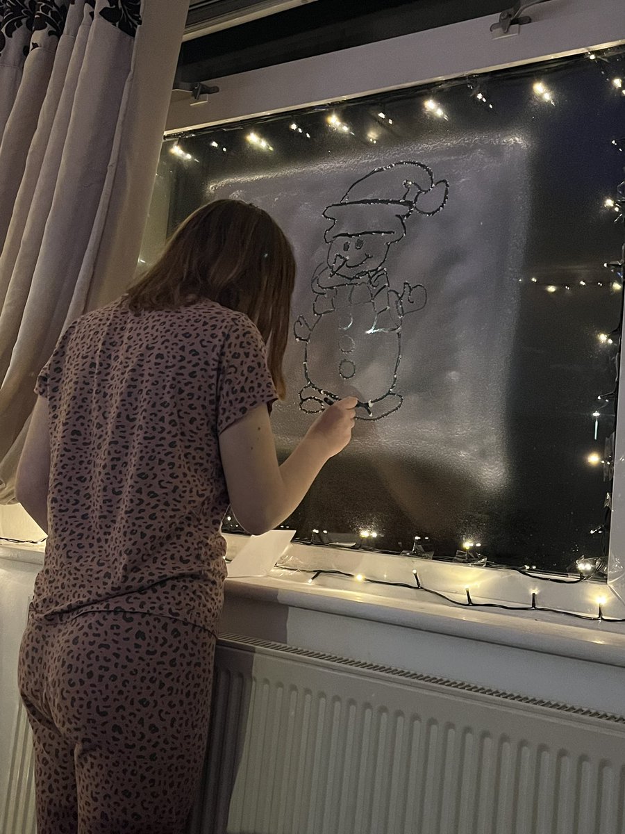 JamilaCawkwell's tweet photo. @southcoatespa Elizabeth’s free hand drawing in spray snow on our windows https://t.co/IVIWco7HEq