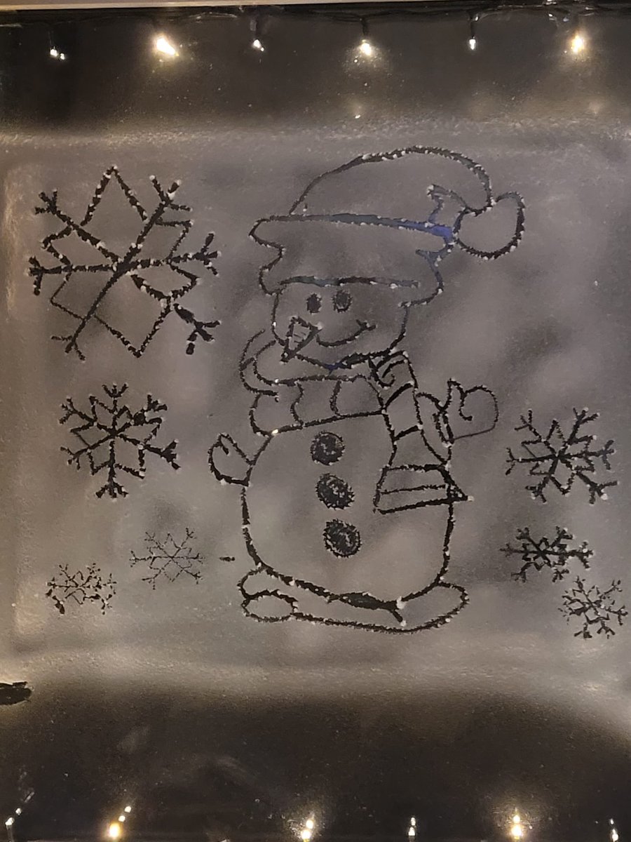 JamilaCawkwell's tweet photo. @southcoatespa Elizabeth’s free hand drawing in spray snow on our windows https://t.co/IVIWco7HEq