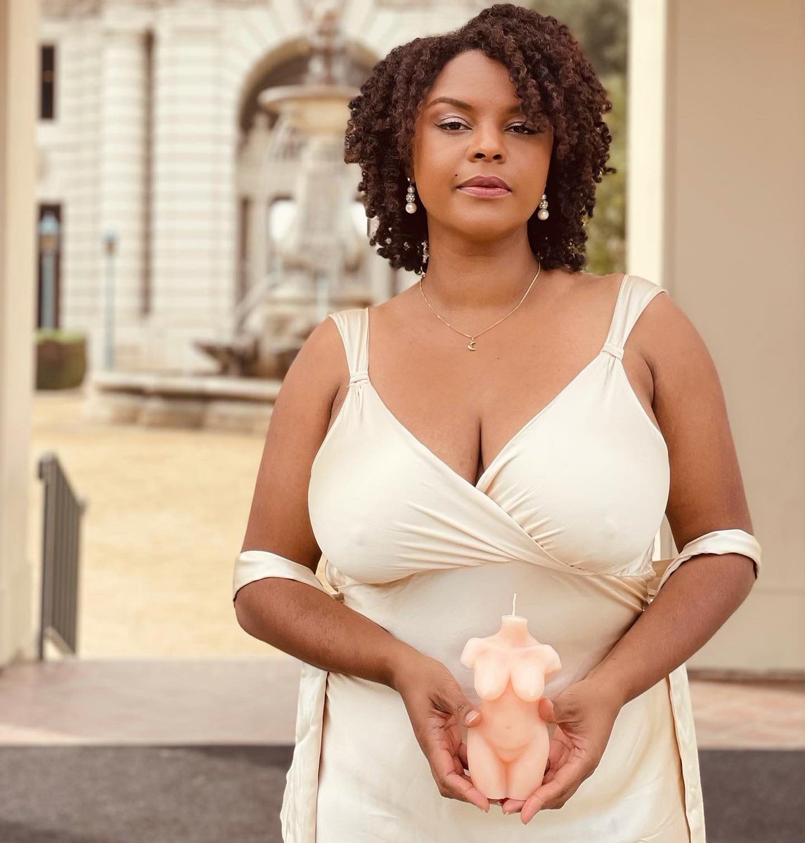 🕯🤍CHRISTMAS GIVEAWAY 🤍🕯

I am so happy to share that we are giving away your choice of any from our @artbodydecor body candles collection !

This has been a labor of love and dedication with @jasonkamimuraphoto for the past year and we wanted to thank you ! Head over to my IG