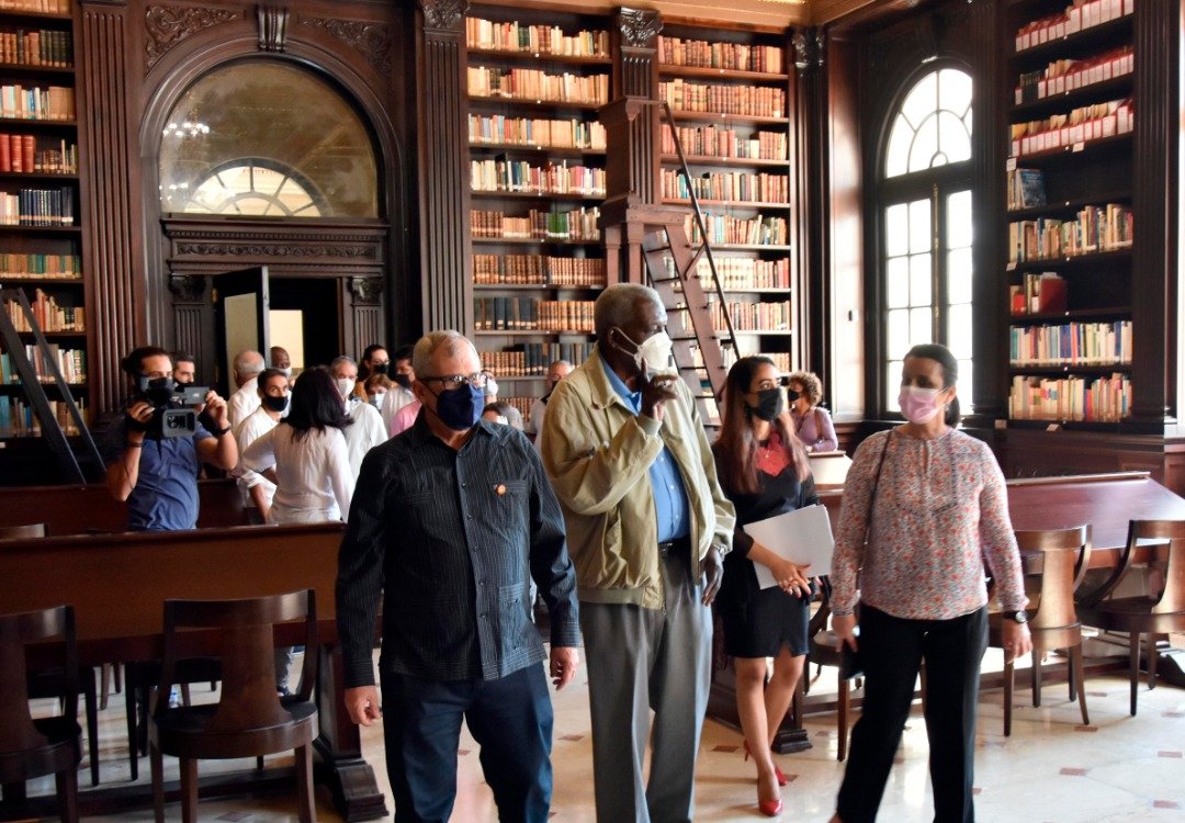 Inaugura Esteban Lazo, presidente de <a href="/AsambleaCuba/">Asamblea Nacional Cuba</a>, biblioteca Antonio Maceo en Capitolio. Participa <a href="/AlpidioAlonsoG/">Alpidio Alonso Grau</a>, directivos y restauradores de la Oficina del Historiador de La #Habana. <a href="/PresidenciaCuba/">Presidencia Cuba 🇨🇺</a> <a href="/anamarianpp/">Ana Mari Machado</a> <a href="/DiazCanelB/">Miguel Díaz-Canel Bermúdez</a> <a href="/CubaMINREX/">Cancillería de Cuba</a> <a href="/DrRobertoMOjeda/">Dr. Roberto Morales Ojeda</a> <a href="/RPolancoF/">Rogelio Polanco Fuentes</a>