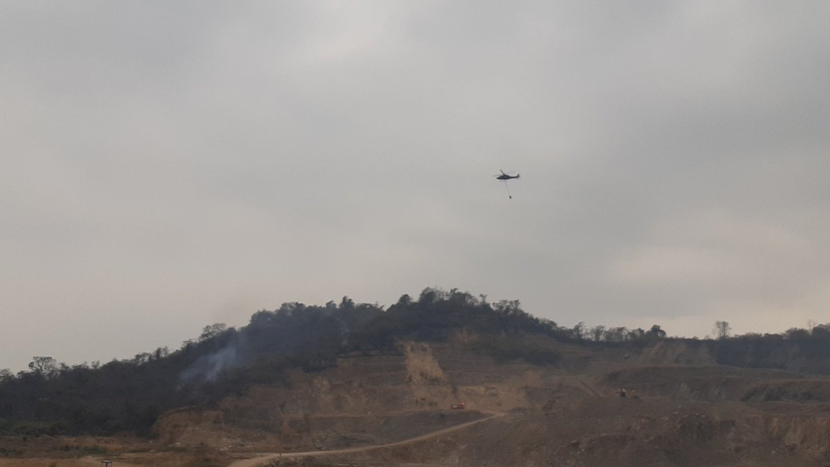 VLADIERNEST's tweet photo. Siguen los esfuerzo del cuerpo de bomberos. tratando de apagar el incendio forestal en Cerro Colorado 
luego de esto se debe investigar las causas que generaron este desastre a la naturaleza https://t.co/I1KyM6N4jP