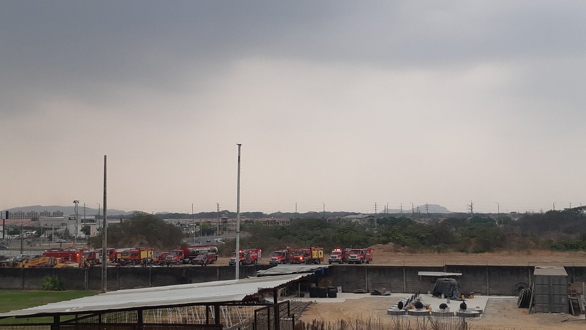 VLADIERNEST's tweet photo. Siguen los esfuerzo del cuerpo de bomberos. tratando de apagar el incendio forestal en Cerro Colorado 
luego de esto se debe investigar las causas que generaron este desastre a la naturaleza https://t.co/I1KyM6N4jP
