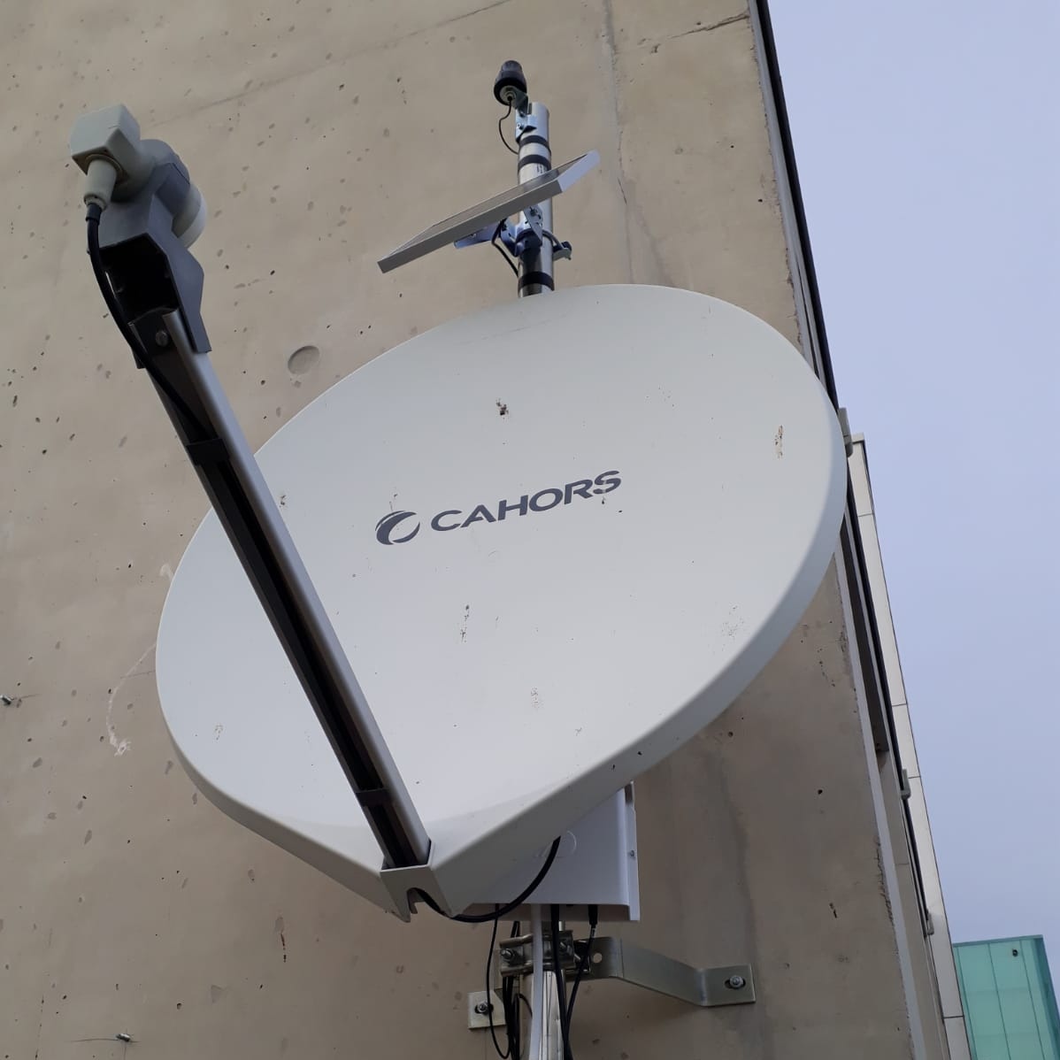 Duminda_HD's tweet photo. Aujourd'hui, avec l'aide de nos partenaires📡, nous avons fait le baptême du feu 🔥 chez les pompiers 🚒 de #Lunel de notre nouvelle station : la Rainbox #RBv3
Plus facile à installer, plus d'autonomie et plus de capteurs que la précédente.
#YaPlusKa #1000stationsPourArcMed https://t.co/3khUnu6Gzo
