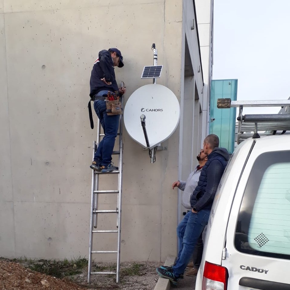 Duminda_HD's tweet photo. Aujourd'hui, avec l'aide de nos partenaires📡, nous avons fait le baptême du feu 🔥 chez les pompiers 🚒 de #Lunel de notre nouvelle station : la Rainbox #RBv3
Plus facile à installer, plus d'autonomie et plus de capteurs que la précédente.
#YaPlusKa #1000stationsPourArcMed https://t.co/3khUnu6Gzo
