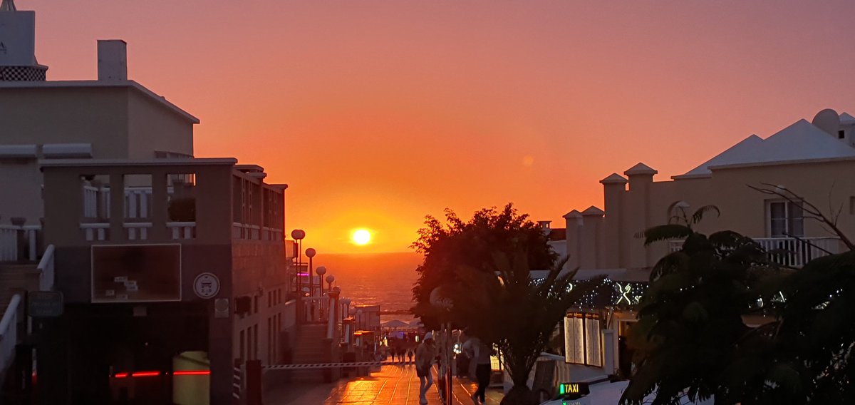Enjoy one of the most beautiful sunsets at the #RoyalSunsetBeachClub amazing views! @LauraG_RM @MinervaRSB <a href="/ClaudiaGMorell/">Claudia García</a> @SunBean_RSBC @NereidaRSB @Jorge_RSB @MercisRSBC @Marga_RSBC @Jesusmanuel1975 <a href="/diamondresorts/">Diamond</a> 😊🌅