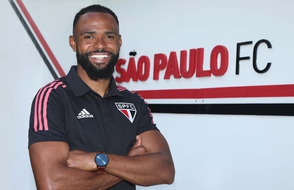 Tatycatarina's tweet image. William ganhar 500 mil por mês ele nao pode renovar mais um temporada.. ei @JulioCasaresSP fera essa besteira novamente? @SaoPauloFC #FORAWilliam
