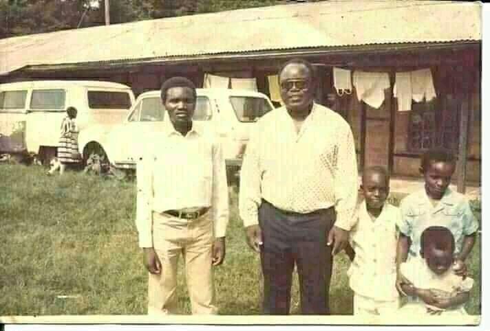LFranceKuzikesa's tweet photo. Ici, Joseph Kabila tout petit, fut aux côtés de Mzee. Mais, je me pose la question, si à cet âge Joseph Kabila revenait du Rwanda ou il préparait son voyage pour le Rwanda? Question direct à la 10eme Rue. https://t.co/KkA7D1DGRR