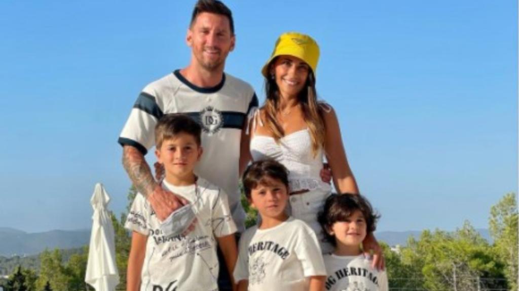 TelemundoSports's tweet photo. ¡Thiago Messi desata las risas con el Balón de Oro 🤣!
🥇 El hijo mayor de Leo Messi se sorprendió con el séptimo #BallondeOr de su papá y perdió la cuenta.
Mira cómo fue la curiosa acción aquí 👉 https://t.co/B5f8alE1nh https://t.co/RrGmTu9B8Z