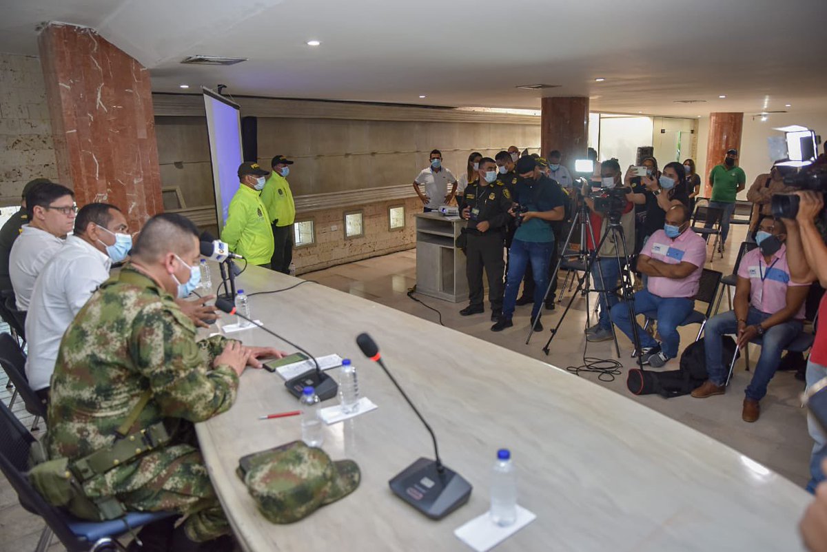 GobdelCesar's tweet photo. Trabajo en equipo con la @FiscaliaCol, el @COL_EJERCITO y la @PoliciaDeCesar sigue dando resultados en el Cesar: 23 presuntos delincuentes de la banda Los Leopardos, que tenía azotada a la región con el robo de ganado, fueron detenidos en 24 allanamientos https://t.co/UjIS9PlWpN