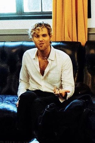 wallsftcalm's tweet photo. yes 911 i would like to report this man these looks should be illegal https://t.co/OTQLrI5A2j