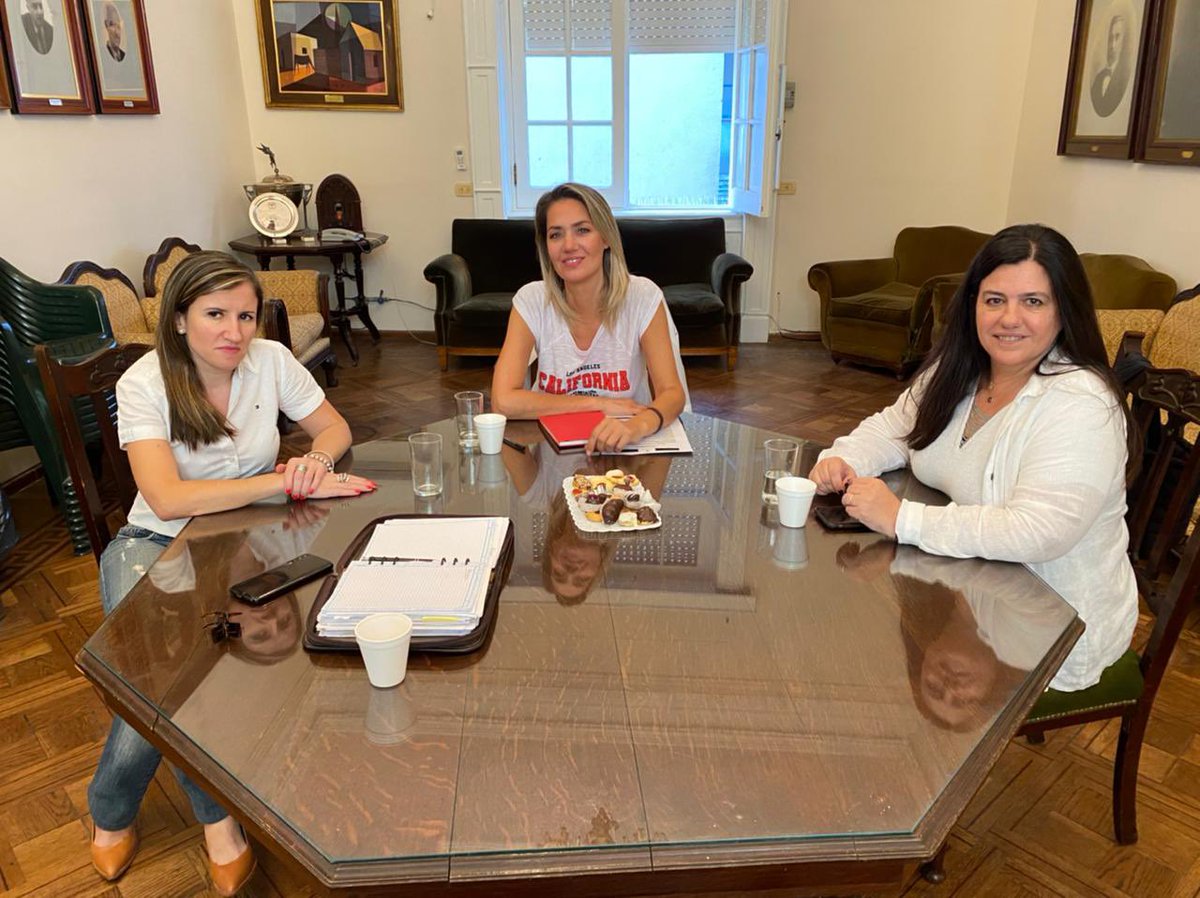 carolinalosada's tweet photo. Hoy me reuní con María Soledad Aramendi, primera mujer de la historia en presidir la Sociedad Rural de Rosario. Su designación marca un recambio generacional, un nuevo tiempo para las mujeres y una oxigenación para la dirigencia gremial, algo que yo pedí mucho para la política. https://t.co/qJCG2Rdp8K