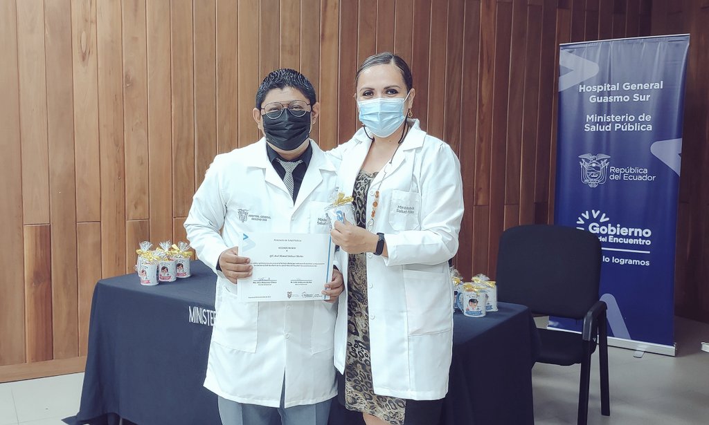 HGuasmoSur's tweet photo. #Hoy | Autoridades @HGuasmoSur realizaron entrega de reconocimiento a profesionales de química y farmacia en conmemoración al Día Panamericano del Químico Farmacéutico que se celebra cada 1 de diciembre, además resaltaron la loable labor que realizan en bienestar de los usuarios https://t.co/0oYcReERtF