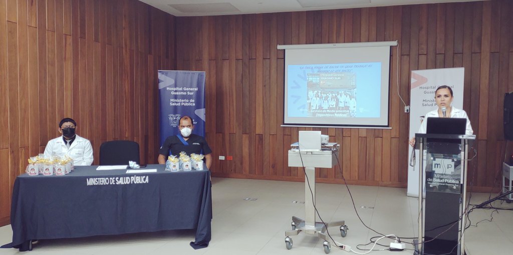 HGuasmoSur's tweet photo. #Hoy | Autoridades @HGuasmoSur realizaron entrega de reconocimiento a profesionales de química y farmacia en conmemoración al Día Panamericano del Químico Farmacéutico que se celebra cada 1 de diciembre, además resaltaron la loable labor que realizan en bienestar de los usuarios https://t.co/0oYcReERtF