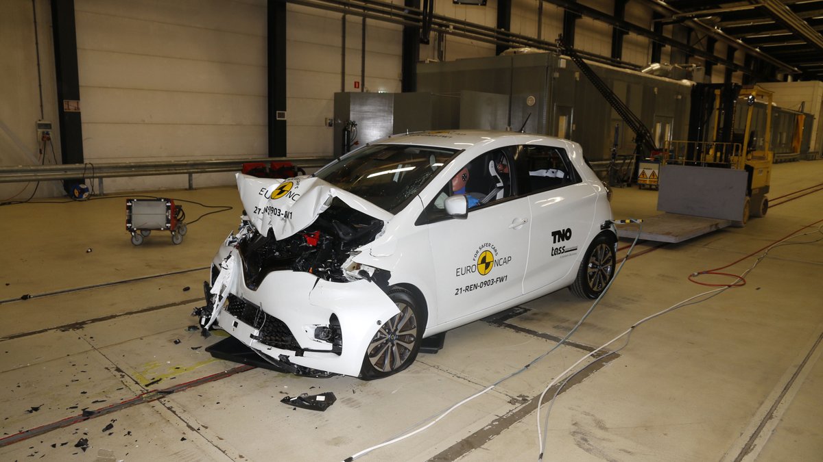 EuroNCAP's tweet photo. Renault ZOE = ZERO STARS

The facelifted #Renault ZOE offers poor protection in crashes overall, poor vulnerable road user protection and lacks meaningful crash avoidance technology, disqualifying it for any stars.

#forsafercars #zerostarcar https://t.co/sBRpPIBWBO