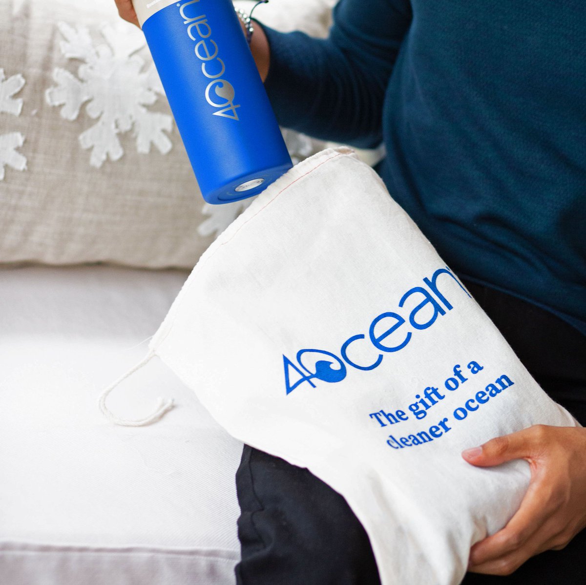 4ocean's tweet photo. During the holiday season, humans around the world use 25% MORE single-use plastic packaging. 🎁⁠🛍️ 

We're encouraging the clean ocean movement to think of more sustainable alternatives, and that's why we're offering Reusable Gift Bags.
⁠
Get yours at https://t.co/l5WWVHEw4r https://t.co/FenZWYdicL
