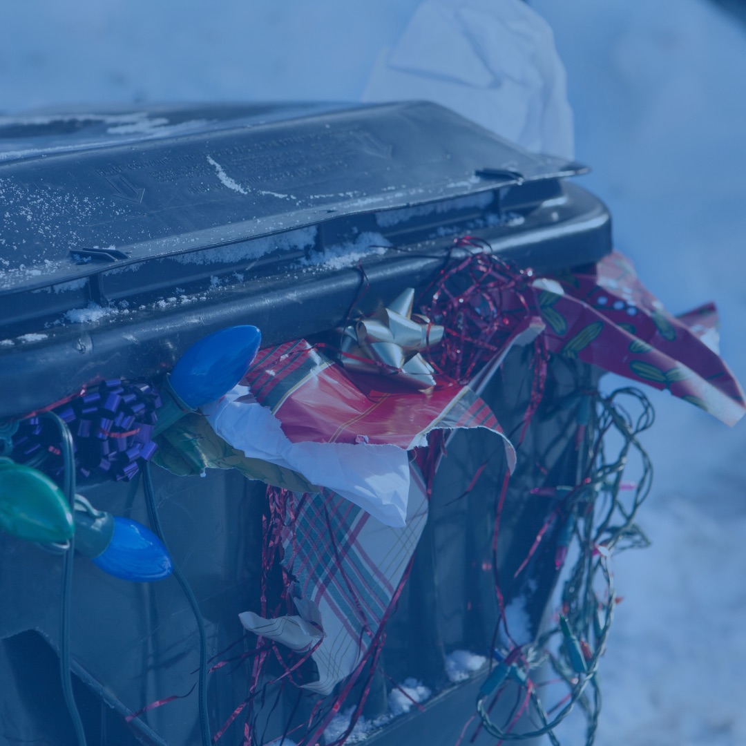 4ocean's tweet photo. During the holiday season, humans around the world use 25% MORE single-use plastic packaging. 🎁⁠🛍️ 

We're encouraging the clean ocean movement to think of more sustainable alternatives, and that's why we're offering Reusable Gift Bags.
⁠
Get yours at https://t.co/l5WWVHEw4r https://t.co/FenZWYdicL