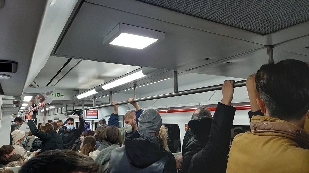 Recordeu de posar-vos gel quan baixeu del tren... #bonanit

📸 <a href="/enlludoco/">lludoco</a>