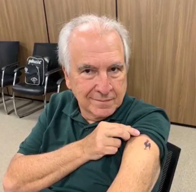 Rubens Menin fez uma tatuagem do Galo Volpi, eu te amo vô.