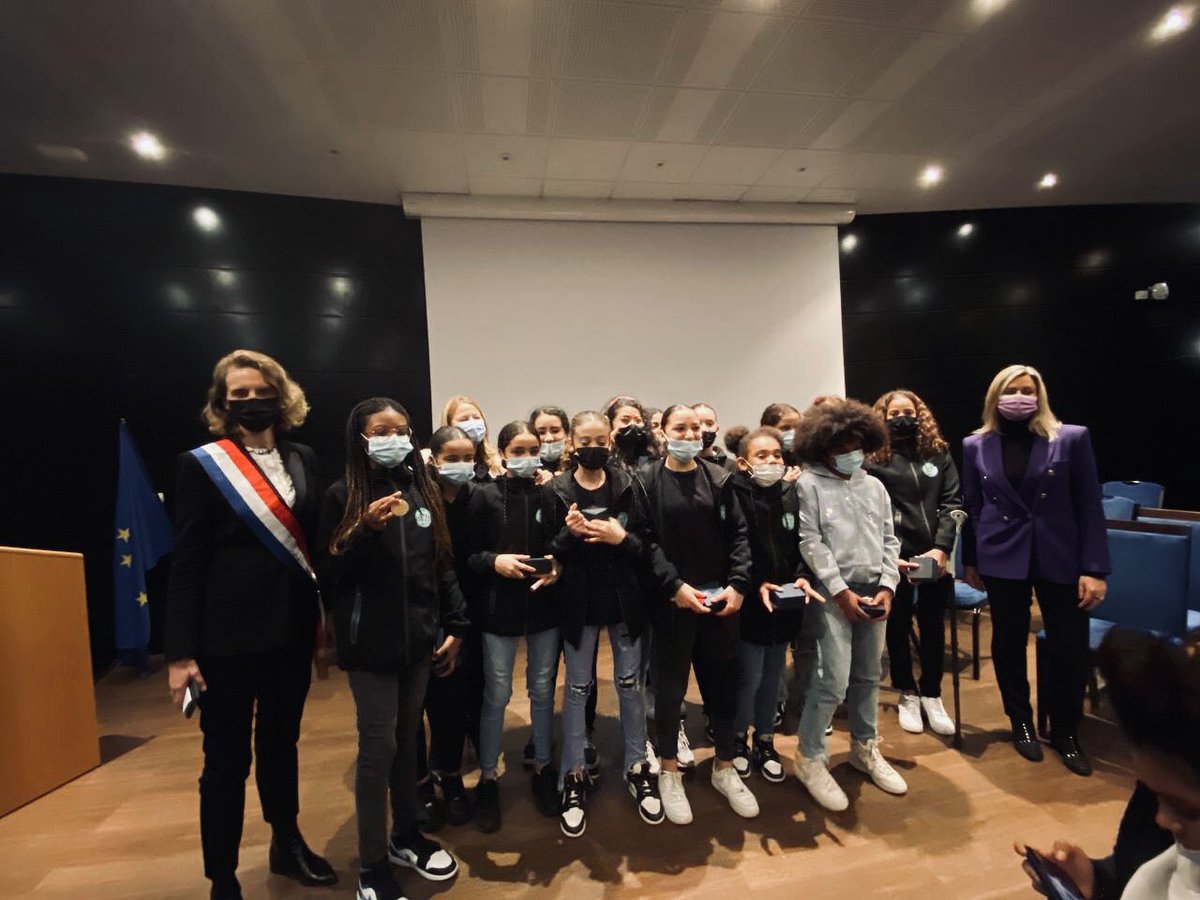 NadiaHAI78's tweet image. Elles ont su se surpasser, s’entraider pour prendre leur place dans le football. La place qui leur est due. 
Impossible n’est pas féminin !

Avant-première ce soir du documentaire de l’association Football Is The Solution ! Bravo à vous 👏🏼

Merci à @celinecalvez pour son soutien.